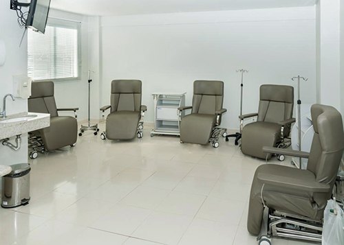 Sala do ambulatório do CEO com poltronas reclináveis dispostas em círculo