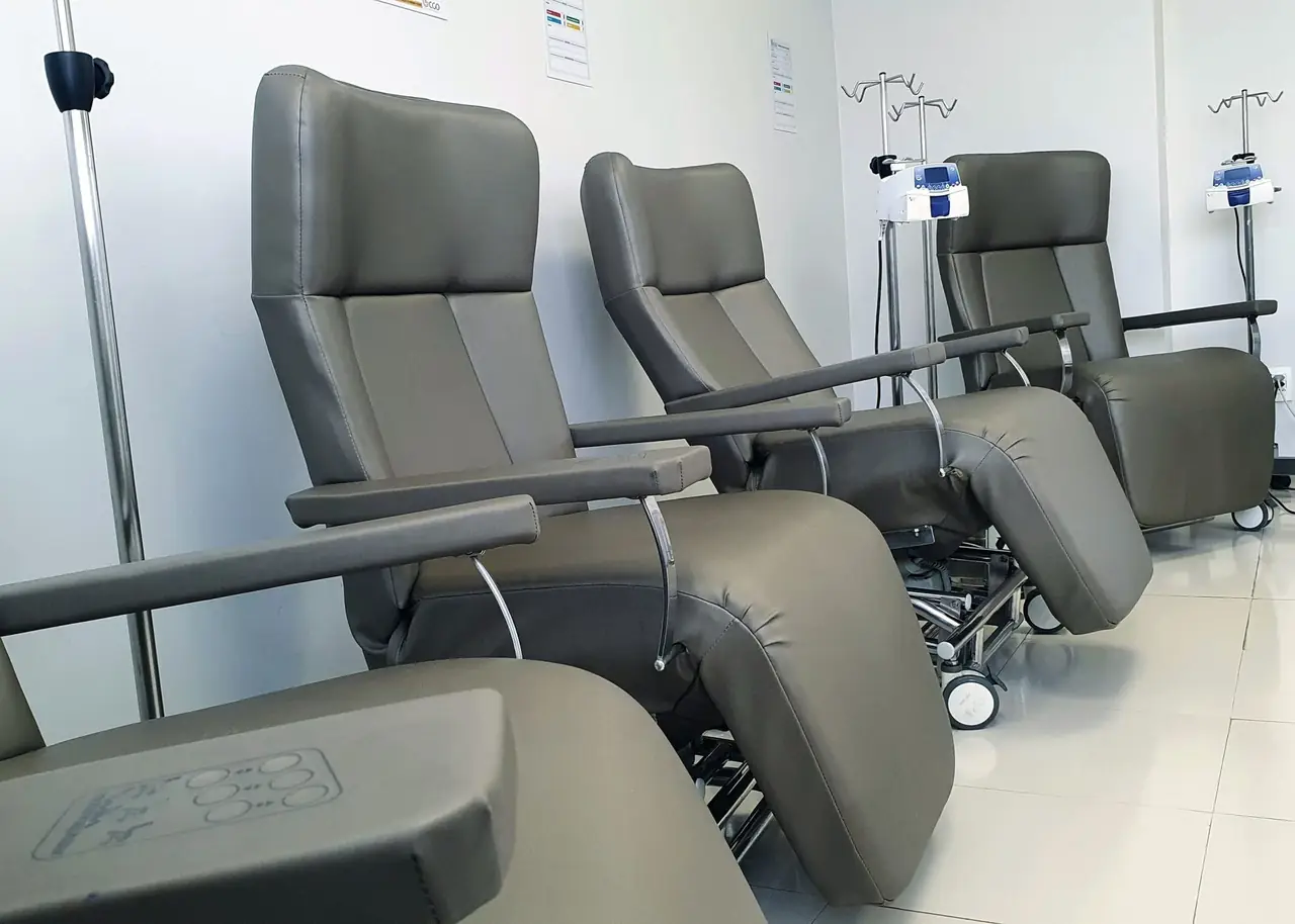 Ambulatório de infusão do CEO, com poltronas reclináveis e bombas de infusão alinhadas junto à parede